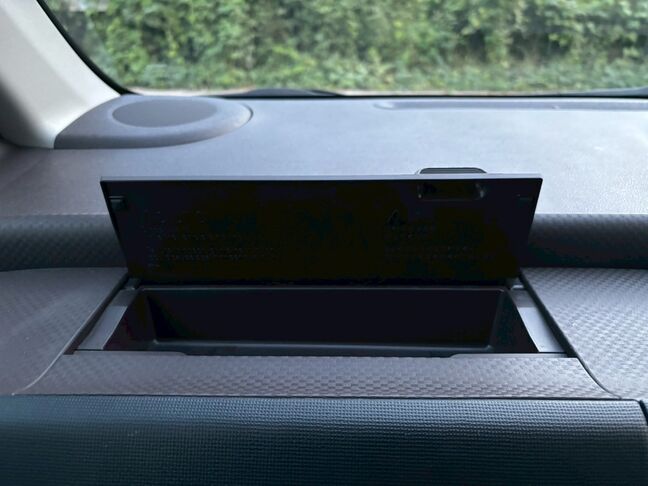 助手席前にも収納があります！【スペイド】